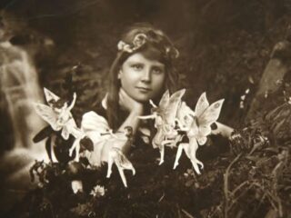 世界を騙した“妖精写真”「コティングリー妖精事件」100年の時を経てオークションへ