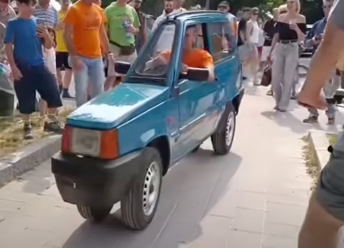目がバグる… 不安になるほど細い車がヤバい！イタリアの職人が生んだ“世界一細いフィアット”の正体の画像1