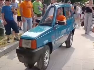 目がバグる… 不安になるほど細い車がヤバい！イタリアの職人が生んだ“世界一細いフィアット”の正体