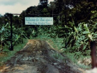 教育か、冒涜か… 史上最悪のカルト集団自殺の地「ジョーンズタウン」を巡るツアーに生存者たちの怒りが爆発