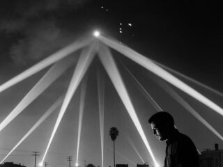 真珠湾攻撃の11週間後、LAで起きた“幻の空襲”。米軍はなぜ存在しない敵を撃ったのか？