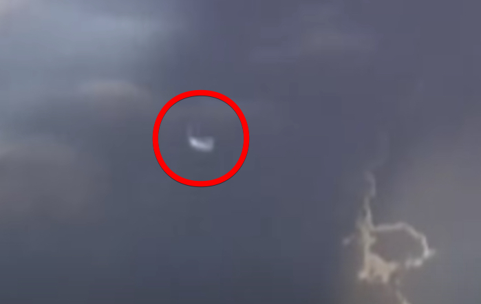 【衝撃】時速約3500km!雲から現れた「白いUFO」の決定的瞬間の画像1