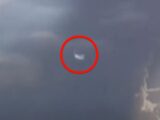 【衝撃】時速約3500km！雲から現れた「白いUFO」の決定的瞬間