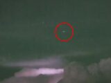 稲妻が空を裂く瞬間、UFOが出現! その目的は“雷エネルギーの充電”!? 嵐の夜に撮影された驚愕の光景