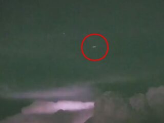 稲妻が空を裂く瞬間、UFOが出現！ その目的は“雷エネルギーの充電”！？ 嵐の夜に撮影された驚愕の光景