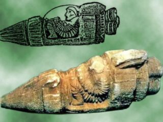 3000年前の“オーパーツ”か？パイロットまで彫られたトルコの謎のロケット型遺物「トプラッカレ・スペースシャトル」