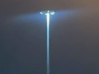 上空に謎の光柱！「UFOのビームか、ただの街灯か」ネットで大激論＝米テキサス