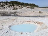 イエローストーンに開いた「不気味な青い穴」 破局的噴火の前触れか、ただの自然現象か