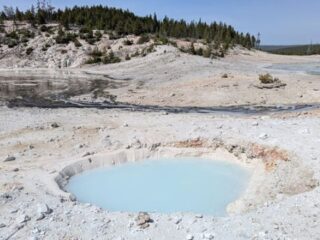 イエローストーンに開いた「不気味な青い穴」 破局的噴火の前触れか、ただの自然現象か