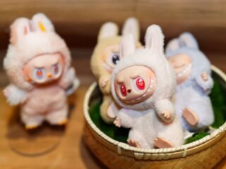 大人気人形「ラブブ」の正体は悪魔！？所有者が次々“お焚き上げ”する異常事態が発生、謎の陰謀論