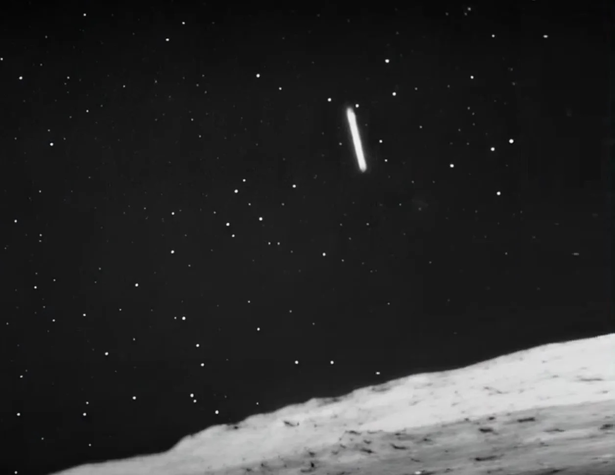 火星の空に浮かぶ「葉巻型UFO」―NASA探査機が捉えた“異常な存在”の画像1