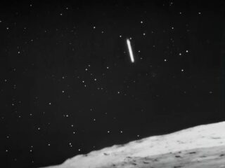 火星の空に浮かぶ「葉巻型UFO」―NASA探査機が捉えた“異常な存在”
