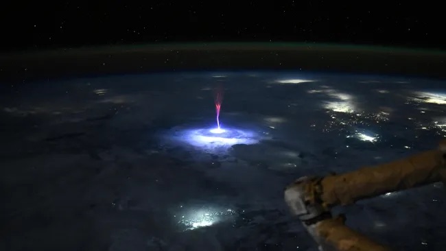 宇宙から見た「巨大な赤いクラゲ」、雷雲の上で輝く超高層雷放電「スプライト」の姿の画像1