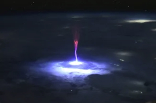 宇宙から見た「巨大な赤いクラゲ」、雷雲の上で輝く超高層雷放電「スプライト」の姿の画像2