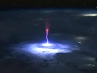 宇宙から見た「巨大な赤いクラゲ」、雷雲の上で輝く超高層雷放電「スプライト」の姿