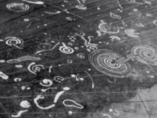 5000年間、土に埋められた謎の巨石「コクノストーン」は宇宙の地図か、古代の儀式の祭壇か？
