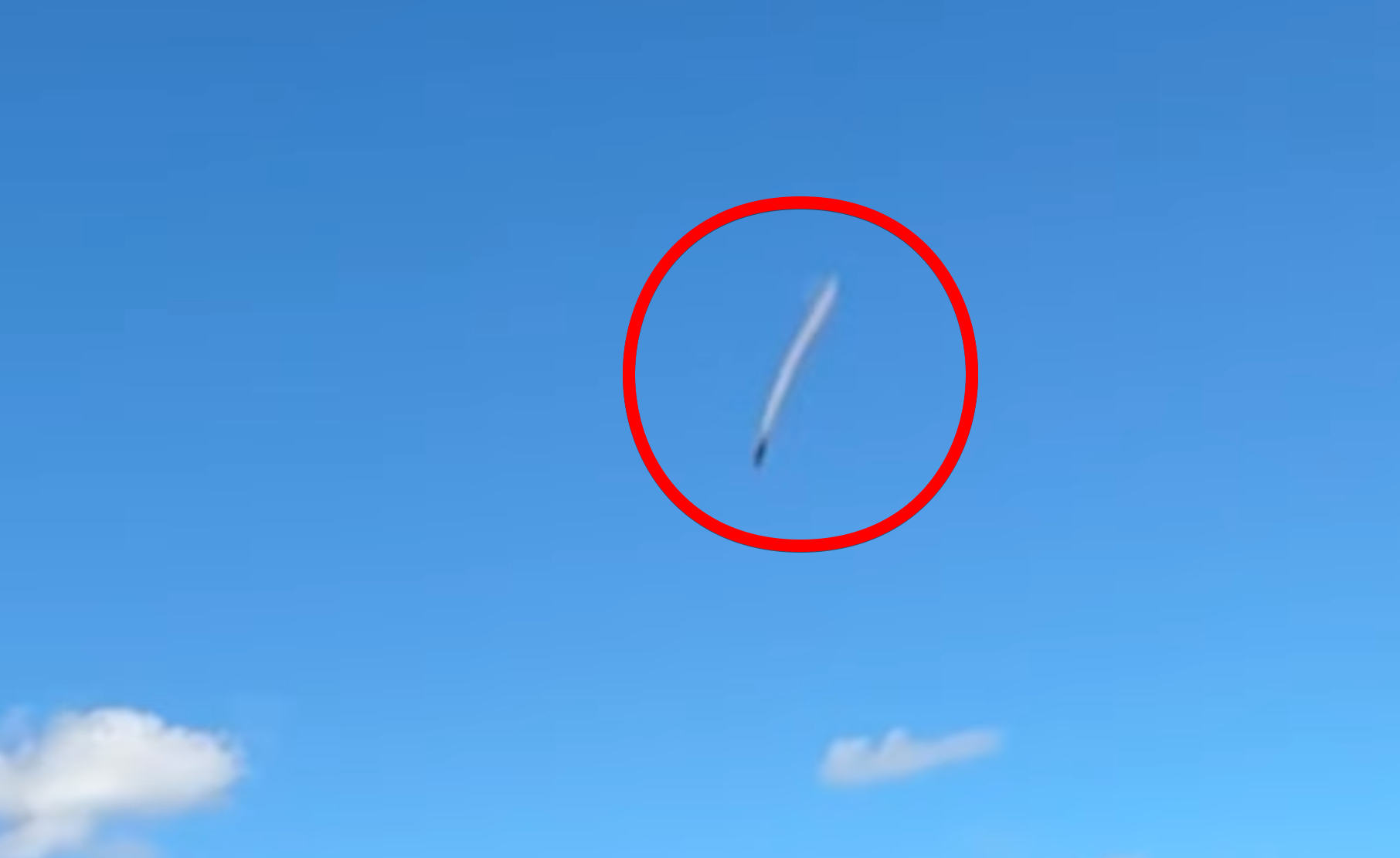 【動画あり】上空を無音で切り裂く“謎の白い飛行物体”、愛犬との日常ビデオに映り込んだ高速飛行UFOの正体とはの画像1