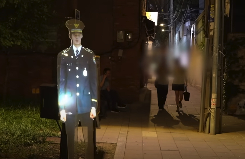 夜の公園に“警察官の幽霊”が出没…？ 韓国警察が導入した「ホログラム警察」が不気味すぎるの画像1