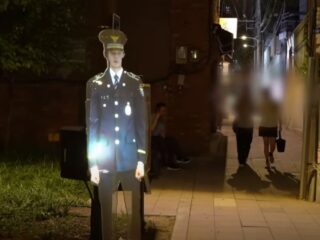 夜の公園に“警察官の幽霊”が出没…？ 韓国警察が導入した「ホログラム警察」が不気味すぎる