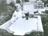 世界で最も有名な心霊写真の一つ「クイーンズランドの赤ちゃんの幽霊」墓の前に座る“謎の赤ちゃん”の正体とは