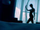 セックスを強要する美しすぎる「発光女」の生霊 ―『いきすだま ~追う女~』