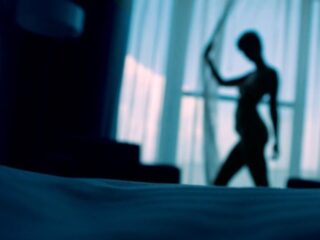 セックスを強要する美しすぎる「発光女」の生霊 ―『いきすだま ～追う女～』