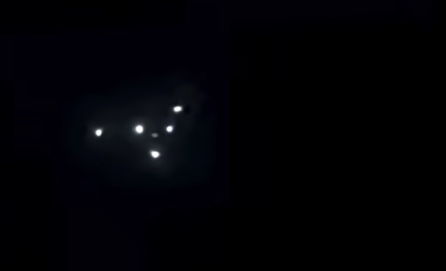 “ありえない機動”… 夜空に静止し、光の中に消える“三角形UFO”の正体は、物理法則を無視した米軍の新兵器なのかの画像1