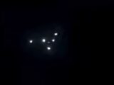 “ありえない機動”… 夜空に静止し、光の中に消える“三角形UFO”の正体は、物理法則を無視した米軍の新兵器なのか