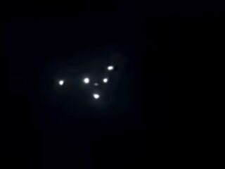 “ありえない機動”… 夜空に静止し、光の中に消える“三角形UFO”の正体は、物理法則を無視した米軍の新兵器なのか