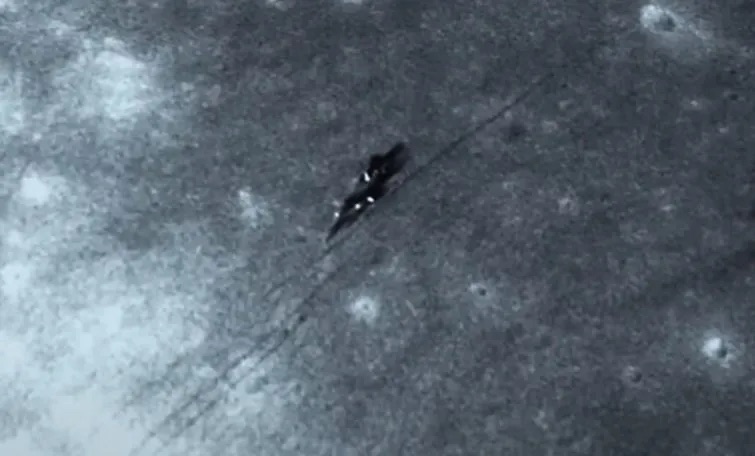 月の裏側に墜落した“UFO”か?研究者が発見した「長さ190mの金属物体」が不自然すぎるの画像1