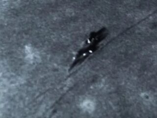 月の裏側に墜落した“UFO”か？研究者が発見した「長さ190mの金属物体」が不自然すぎる