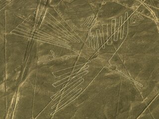 “神々へのメッセージ”なのか ― 世界各地に眠る空からしか見えない“謎の巨大地上絵”