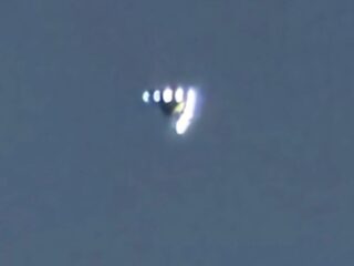LAの夜空に巨大な「V字型UFO」が出現！― 30分間ホバリング後、静かに飛び去る