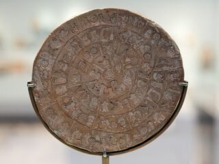 100年以上も未解読「ファイストスの円盤」の謎、古代クレタ島の“オーパーツ”が語りかけるものとは？