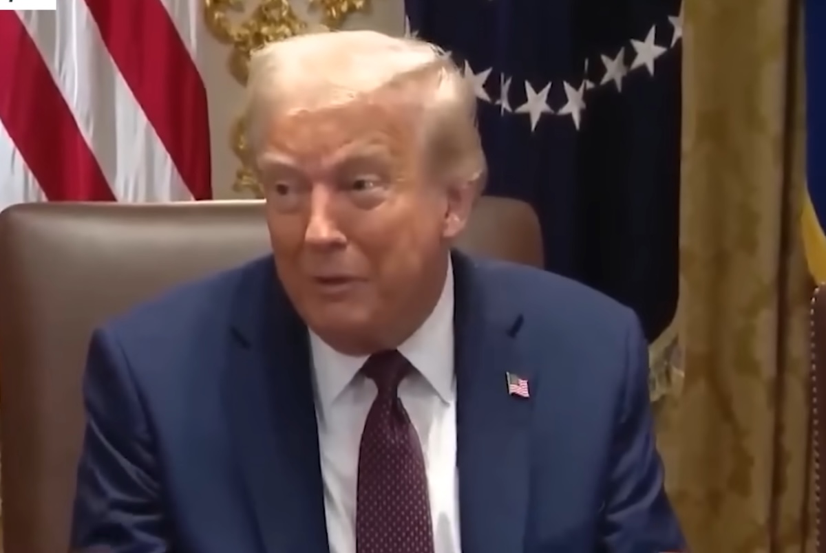 “死亡説”に続きトランプ大統領“生成AI説”が浮上！？「髪の一部がない」「肩が浮いている」…最新映像に“奇妙な違和感”の画像1