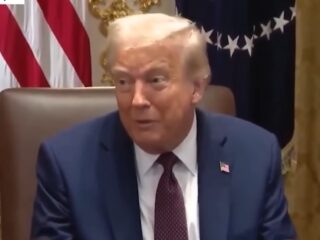 “死亡説”に続きトランプ大統領“生成AI説”が浮上！？「髪の一部がない」「肩が浮いている」…最新映像に“奇妙な違和感”