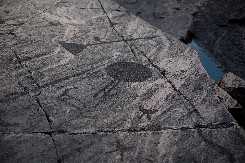 8000年前に描かれた“天空の存在”？― 謎の古代岩壁画「オネガのペトログリフ」の画像1