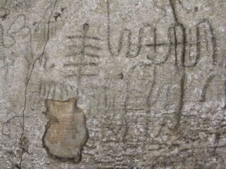 古代ペトログリフ「イタ・レトラ」― そこに刻まれた“星図”と、いまだ解読不能な謎の文字