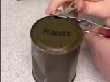 70年前の桃の缶詰を開封した結果… 中から現れた“悪夢”のような光景