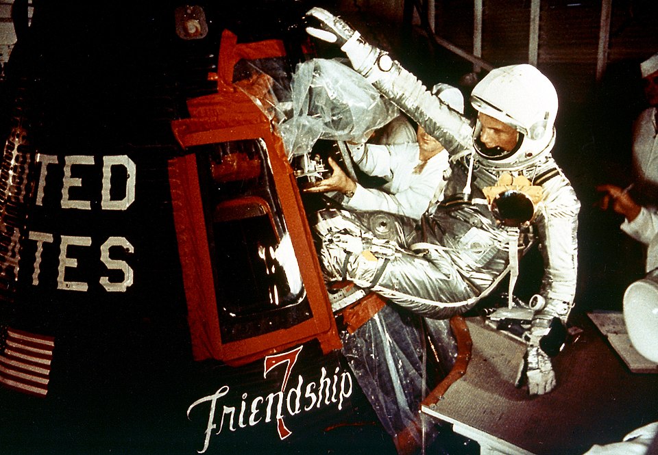 「無数の小さな発光体に囲まれている」― 宇宙の英雄ジョン・グレンが遭遇した“光の大群”の正体とはの画像2