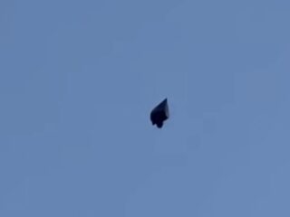 謎の「黒いピラミッド型UFO」が出現 ― 目撃相次ぐ“ブラック・トライアングル”の正体とは
