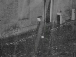 【心霊写真】古城に現れた“フードの男” ― 文化遺産で相次ぐ怪奇現象、職員の半数が「説明のつかない何か」を目撃＝英