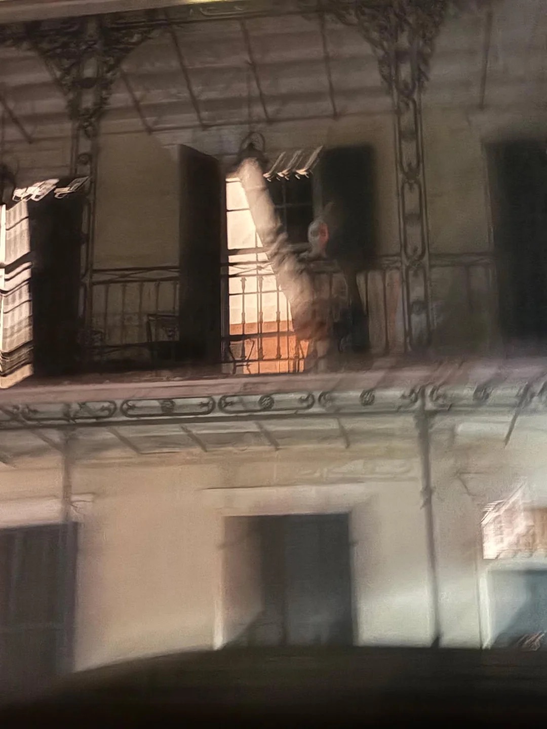 【戦慄の心霊写真】呪われた館「ラローリー邸」に新たな恐怖 ― バルコニーに浮かび上がった“骸骨のような顔”の画像1