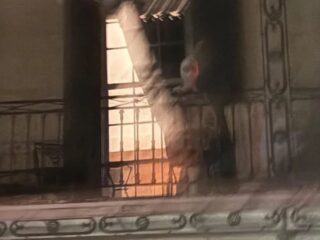 【戦慄の心霊写真】呪われた館「ラローリー邸」に新たな恐怖 ― バルコニーに浮かび上がった“骸骨のような顔”