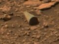 火星の地表に突き刺さる“謎の円錐”