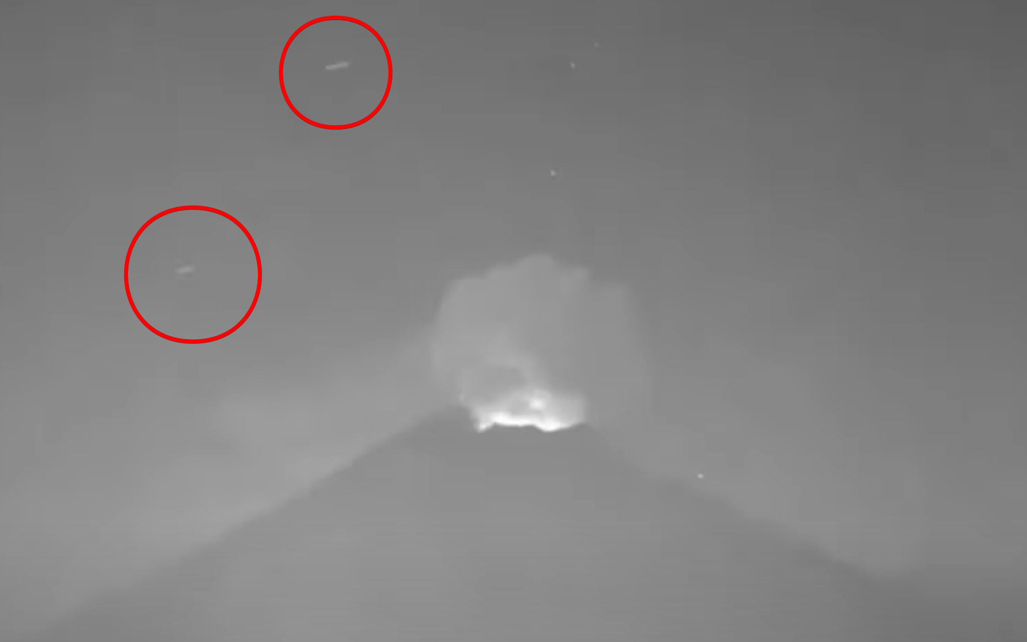 火山上空にUFOの大群が出現？― “エイリアンの秘密基地”とされるポポカテペトル山で謎の発光体が乱舞の画像1