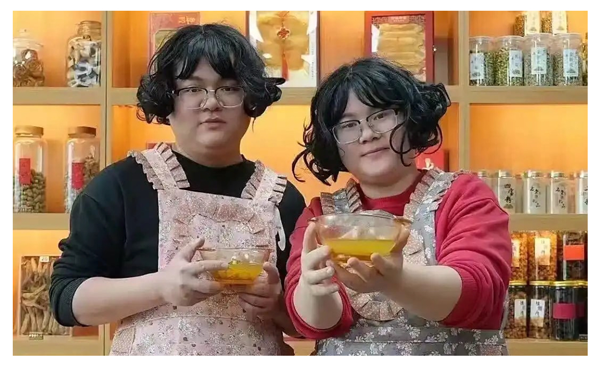 「DNA鑑定しろ!」とネット騒然 ― 瓜二つの夫婦、生き別れた双子説まで飛び出す“奇跡のそっくりさん”の画像1