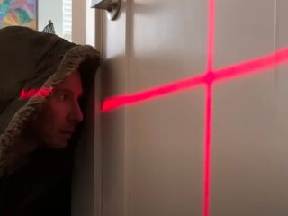 「この世界はシミュレーションだ」と証明する男 ― DMTとレーザーで見えた“現実のコード”は、なぜか“カタカナ”だった？