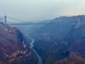 中国に“世界で最も高い橋”が完成 ― 東京スカイツリーに匹敵の高さ… 2時間の絶壁ドライブがわずか2分に