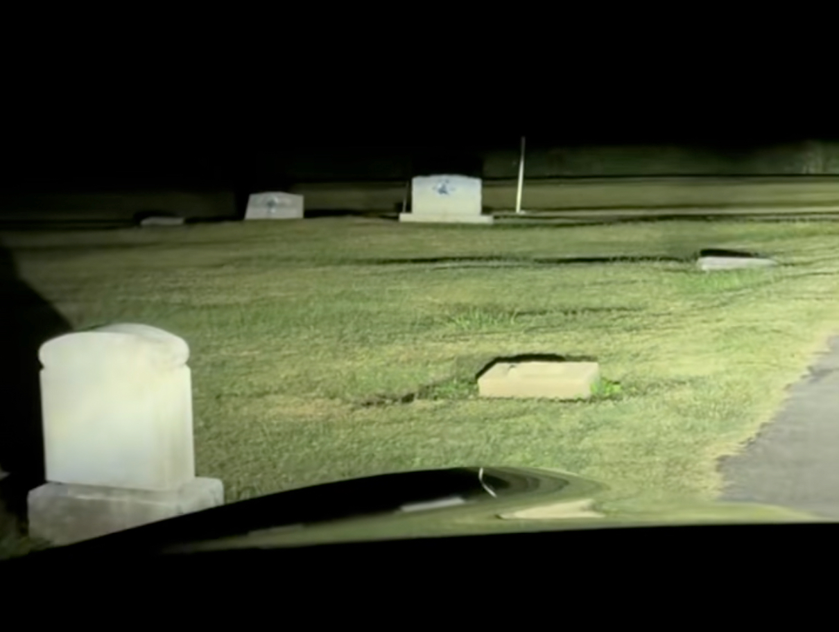 テスラは“幽霊”を検知できる！？墓地で多発する謎の人影表示… 最新EVに搭載された“第6のセンサー”の正体の画像2